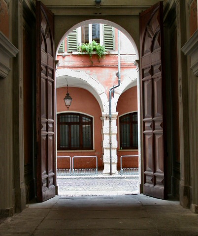 Il Portone di ingresso al Palazzo dall'interno